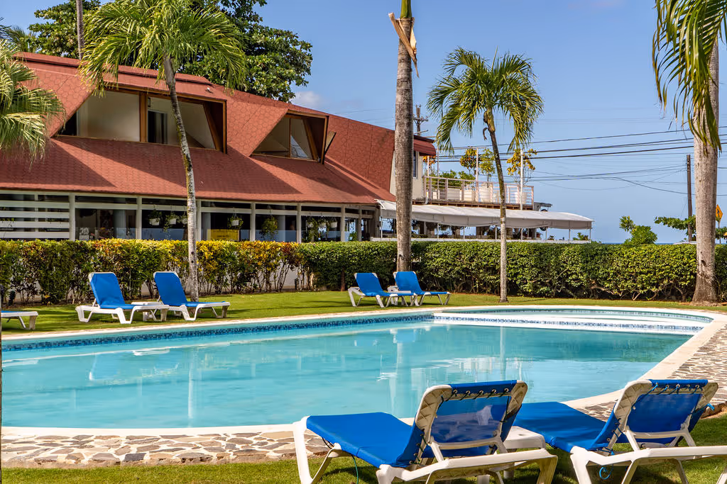 Stunning renovated condo for sale at Playa Punta Popy in Las Terrenas, close to everything. 150 steps from the ocean.